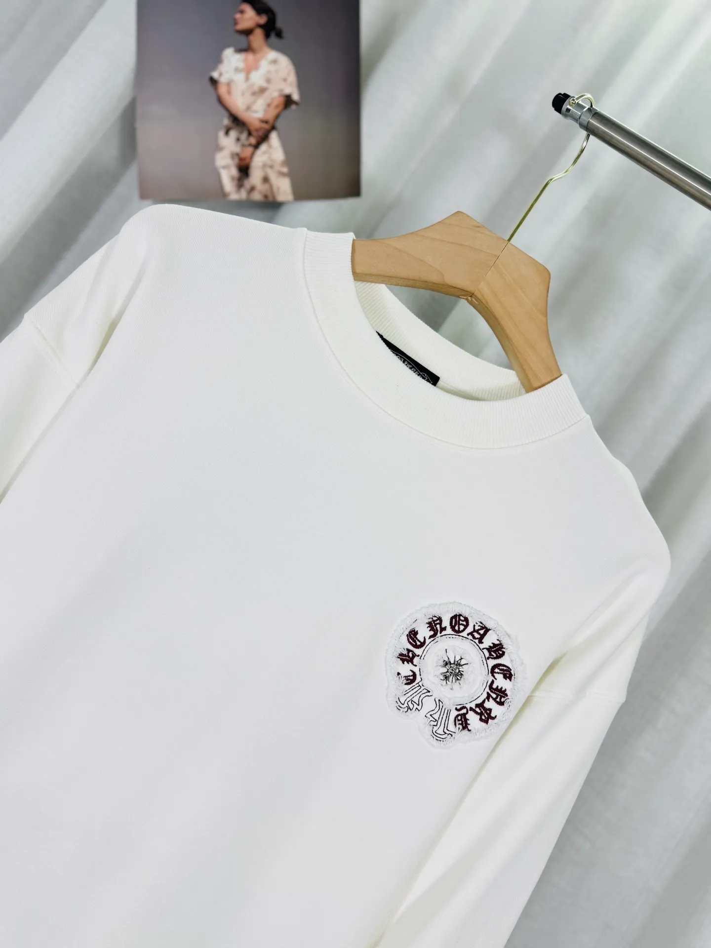 P260 top version, real shot without P, ​​different from market currency) 𝗖𝗵𝗿𝗼𝗺𝗲 𝗛𝗲𝗮𝗿𝘁𝘀/Croxin 2025 3D three-dimensional autumn and winter new original single counter American laser color printed patch embroidered couple casual sweatshirt 👑The highest version! Customized fabric 430g tripe terry fabric! Appliqué embroidery hardware accessories, best-selling items at the counter, very comfortable to wear. Accessories: original molded and authenticated collar label ➕ 100% silk wash water label. Genuine purchase-grade original hangtag➕matching hanging rope➕3D hanging beads➕original packaging bag. Craftsmanship: The original version has consistent wiring! The highest version of the armhole matching technique! Color: White Black Size: S M L XL Style No.: 9305